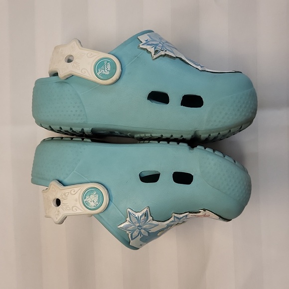 Disney Frozen Elsa Crocs - Picture 2 of 8